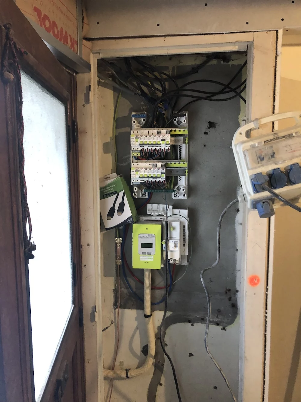 Installation électrique visible pendant un chantier de rénovation