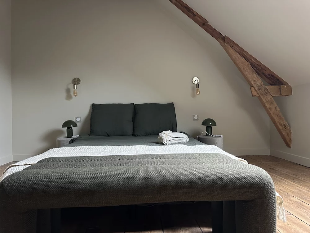 Chambre après rénovation à Pont-l’Évêque